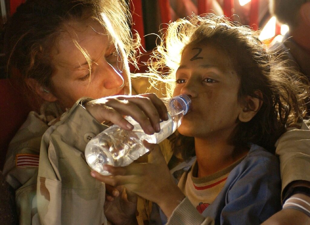 Cette image, prise par le photographe Damir Sagolj pour Reuters en 2003, montre une soldat américaine donnat de l’eau à une petite fille irakienne après une opération militaire près de Najaf.